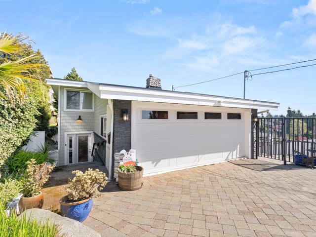 House for sale in White Rock, South Surrey White Rock, 15535 Royal Avenue, 263131815 | Realtylink.org
