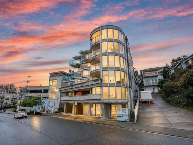 Apartment for sale in White Rock, South Surrey White Rock, 404 14955 Victoria Avenue, 263132896 | Realtylink.org