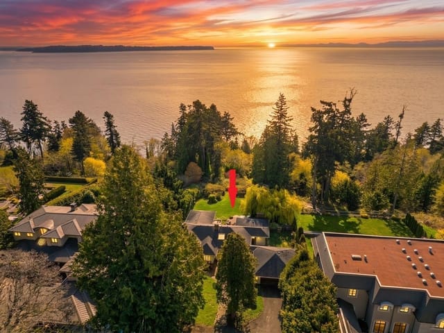 House for sale in White Rock, South Surrey White Rock, 13706 Marine Drive, 263134577 | Realtylink.org