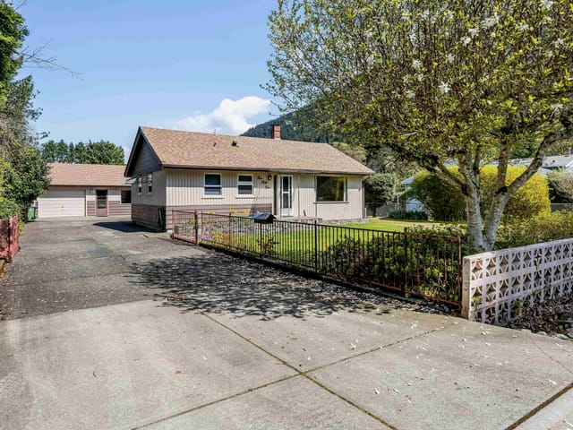 House for sale in Harrison Hot Springs, Harrison Lake, 455 Pine Avenue, 263135833 | Realtylink.org