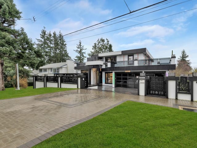 House for sale in White Rock, South Surrey White Rock, 15460 Semiahmoo Avenue, 263136478 | Realtylink.org