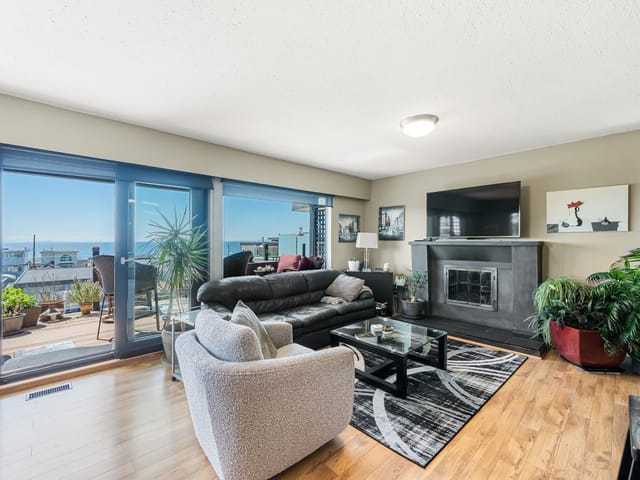 House for sale in White Rock, South Surrey White Rock, 15556 Columbia Avenue, 263138920 | Realtylink.org