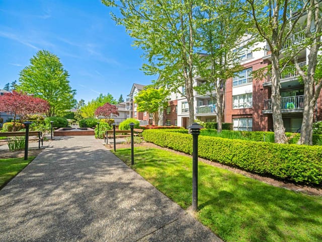 Apartment for sale in Surrey, South Surrey White Rock, 305 2167 152 Street, 263141296 | Realtylink.org