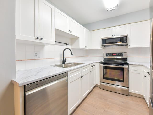 Apartment for sale in White Rock, South Surrey White Rock, 106 1533 Best Street, 263142108 | Realtylink.org