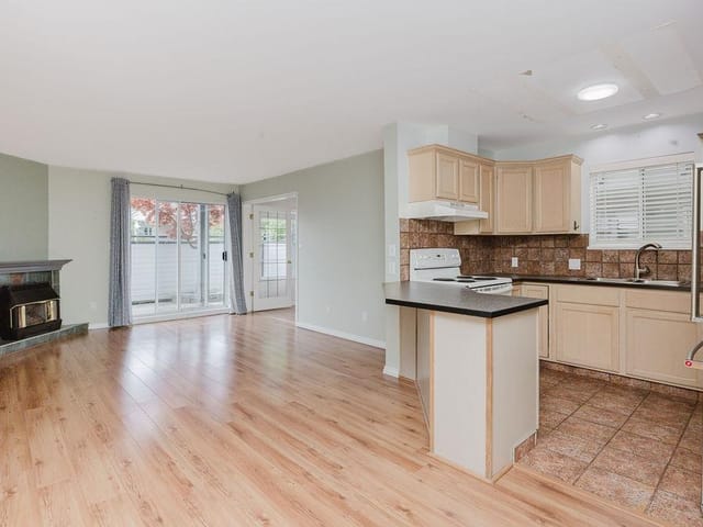 Apartment for sale in Gibsons, Sunshine Coast, 4 689 Park Road, 263143449 | Realtylink.org