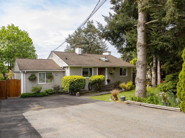 House for sale in Surrey, South Surrey White Rock, 16104 9 Avenue, 263143688 | Realtylink.org