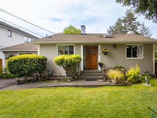 House for sale in Surrey, South Surrey White Rock, 16104 9 Avenue, 263143688 | Realtylink.org