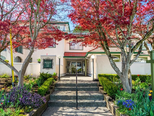 Apartment for sale in White Rock, South Surrey White Rock, 105 1447 Best Street, 263143875 | Realtylink.org