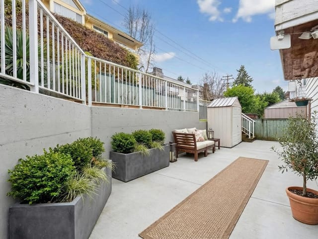 Apartment for sale in White Rock, South Surrey White Rock, 104 1390 Martin Street Street, 263145955 | Realtylink.org