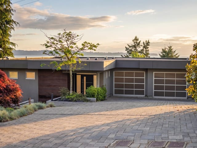 House for sale in White Rock, South Surrey White Rock, 14220 Marine Drive, 263146832 | Realtylink.org