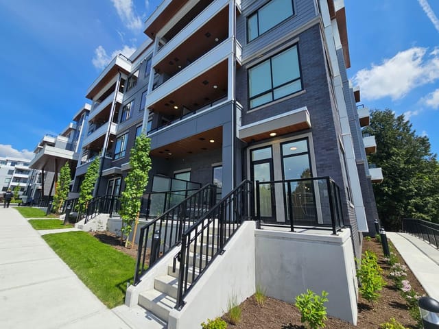 Apartment for sale in Surrey, Cloverdale, 111 6220 Gooseberry Drive, 263146840 | Realtylink.org