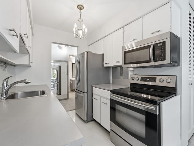 Apartment for sale in White Rock, South Surrey White Rock, 104 1355 Fir Street, 263147639 | Realtylink.org