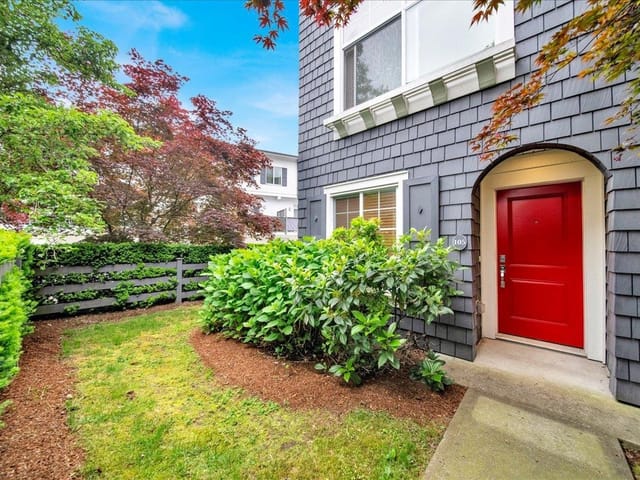 Townhouse for sale in Surrey, North Surrey, 105 15340 Guildford Drive, 263148190 | Realtylink.org