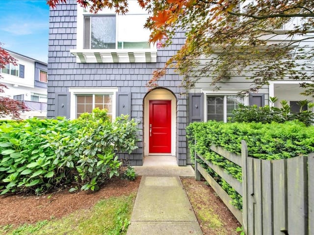 Townhouse for sale in Surrey, North Surrey, 105 15340 Guildford Drive, 263148190 | Realtylink.org