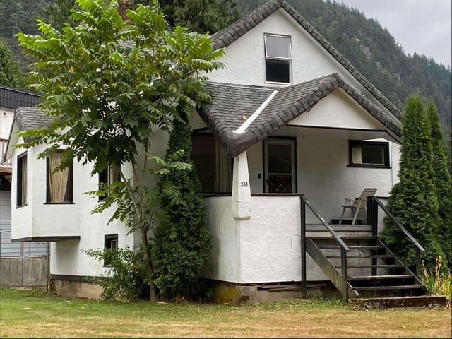 House for rent in Harrison Hot Springs, Harrison Lake, 231 Spruce Street, 263148760 | Realtylink.org