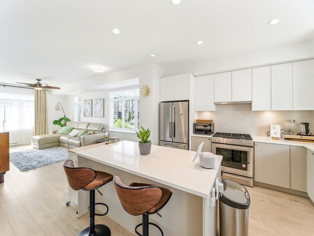 Townhouse for sale in Surrey, South Surrey White Rock, 8 2070 Oak Meadows Drive, 263149012 | Realtylink.org