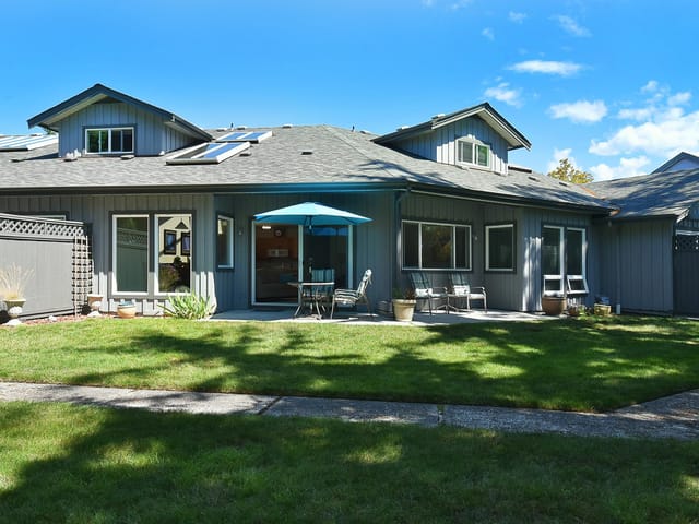 Townhouse for sale in Sechelt, Sunshine Coast, 11 5761 Wharf Avenue, 263151397 | Realtylink.org