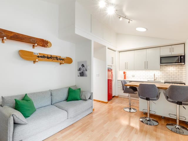 Townhouse for sale in Whistler, Whistler, 201 2101 Castle Drive, 263154023 | Realtylink.org