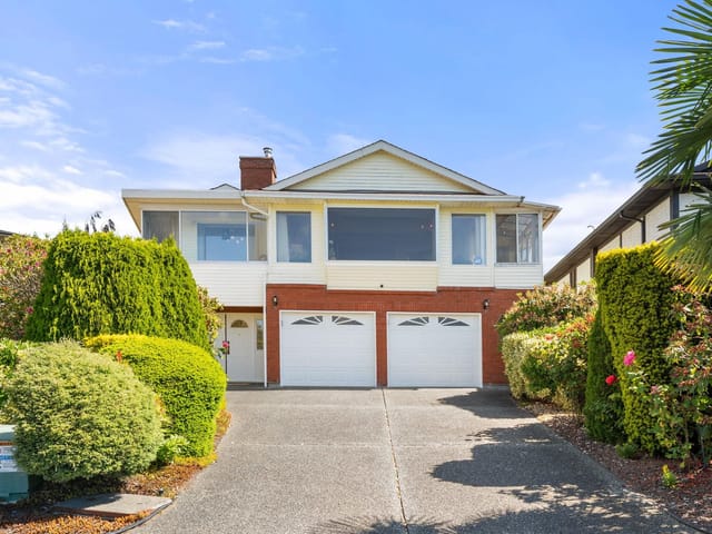 House for sale in White Rock, South Surrey White Rock, 15655 Semiahmoo Avenue, 263154615 | Realtylink.org