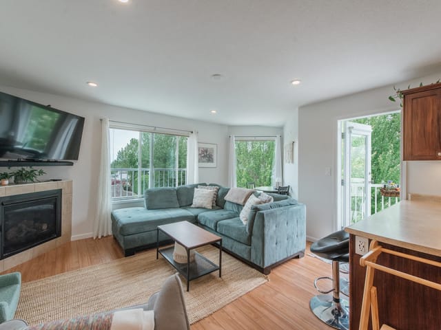 Apartment for sale in Gibsons, Sunshine Coast, 301 624 Shaw Road, 263154689 | Realtylink.org