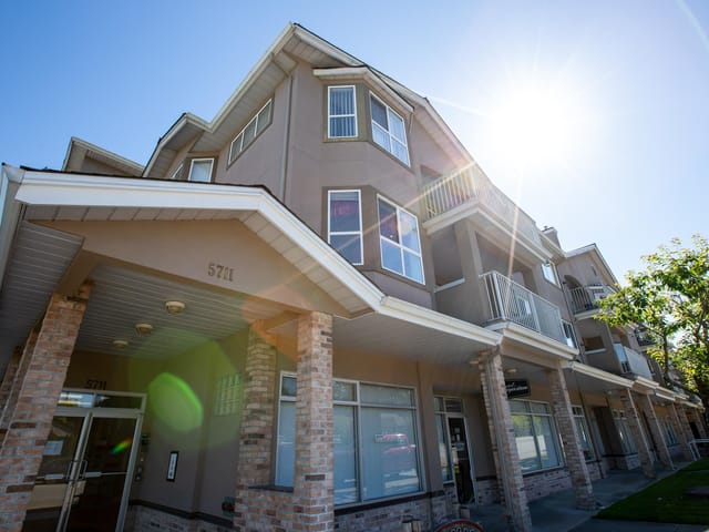 Apartment for sale in Sechelt, Sunshine Coast, 201 5711 Mermaid Street, 263159967 | Realtylink.org