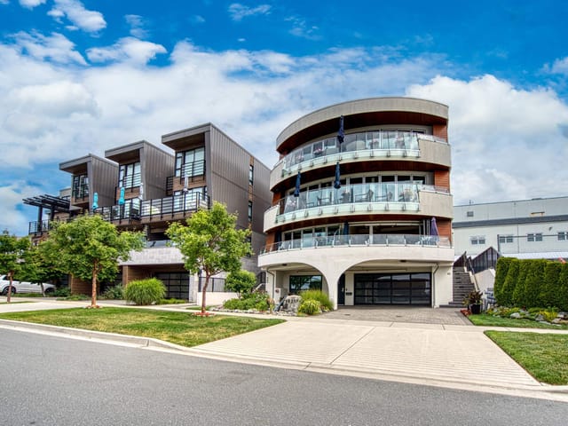Apartment for sale in White Rock, South Surrey White Rock, 101 15219 Royal Avenue, 263160171 | Realtylink.org