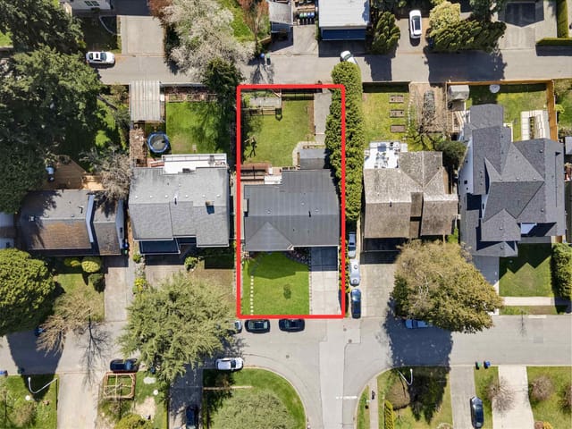 House for sale in Surrey, South Surrey White Rock, 14704 16a Avenue, 263160571 | Realtylink.org