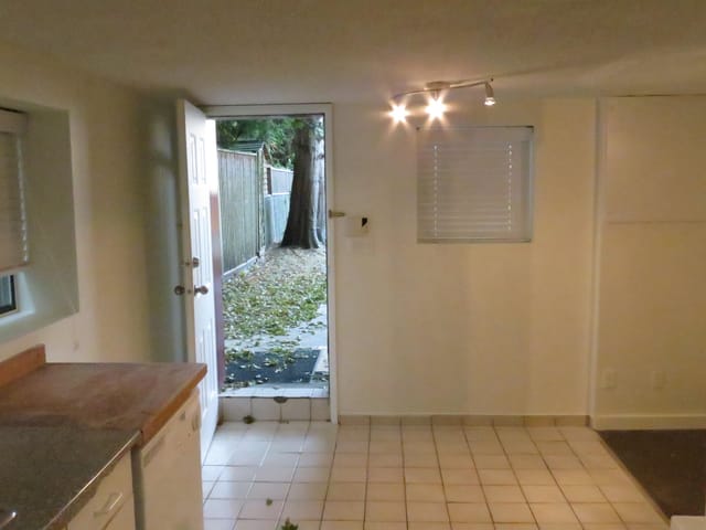 House for rent in Vancouver, Vancouver West, Ground level 3229 W 11th Avenue, 263161455 | Realtylink.org
