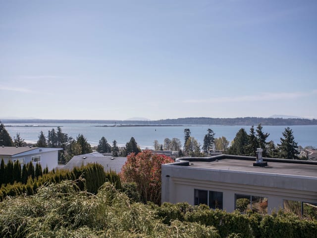 House for sale in White Rock, South Surrey White Rock, 15662 Semiahmoo Avenue, 263162569 | Realtylink.org