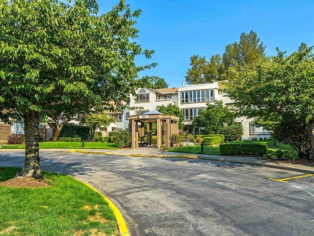 Apartment for sale in White Rock, South Surrey White Rock, 104 15991 Thrift Avenue, 263163639 | Realtylink.org