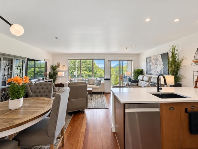 Apartment for sale in Gibsons, Sunshine Coast, 202 414 Gower Point Road, 263165564 | Realtylink.org