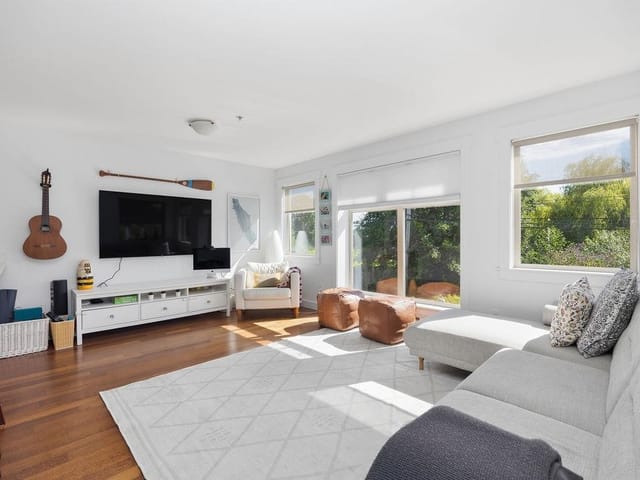 Apartment for sale in Gibsons, Sunshine Coast, 201 414 Gower Point Road, 263171253 | Realtylink.org