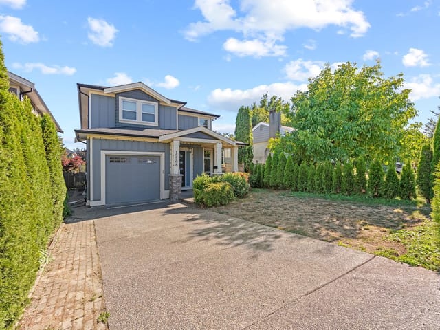 House for sale in White Rock, South Surrey White Rock, 15568 Russell Avenue, 263175081 | Realtylink.org