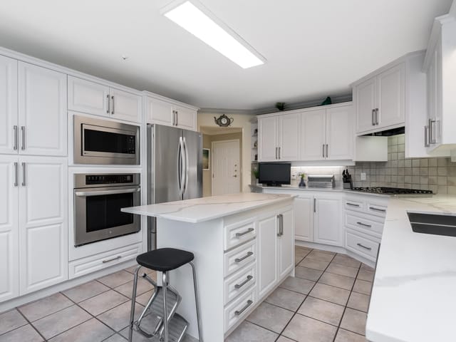 Apartment for sale in White Rock, South Surrey White Rock, 201 14934 Thrift Avenue, 263177571 | Realtylink.org