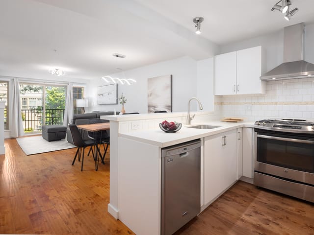 Apartment for sale in Coquitlam, Coquitlam, 301 2958 Silver Springs Boulevard, 263178002 | Realtylink.org