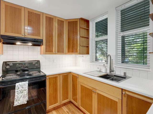 Apartment for sale in Surrey, South Surrey White Rock, 211 15350 16a Avenue, 263178079 | Realtylink.org