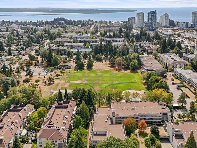 Apartment for sale in Surrey, South Surrey White Rock, 212 15313 19 Avenue, 263178847 | Realtylink.org