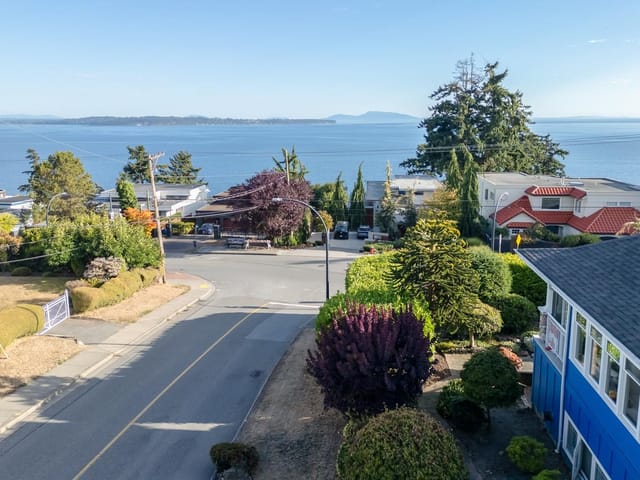 House for sale in White Rock, South Surrey White Rock, 14139 Marine Drive, 263179502 | Realtylink.org