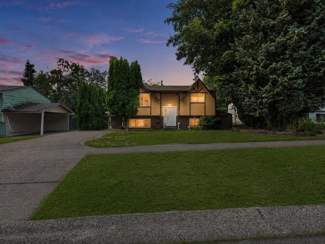 House for rent in Surrey, Surrey, 8647 August Drive, 263180295 | Realtylink.org