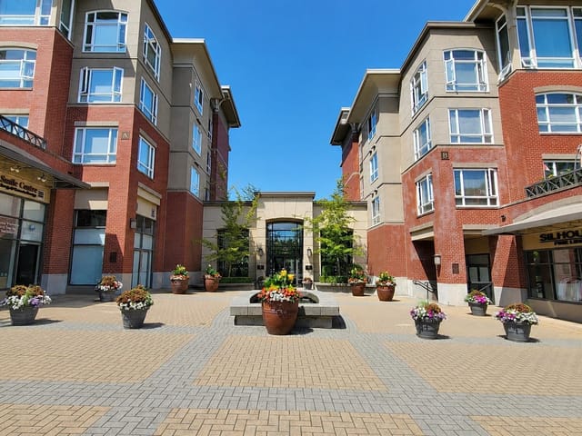 Apartment for sale in Surrey, South Surrey White Rock, 217 2970 King George Boulevard, 263180699 | Realtylink.org