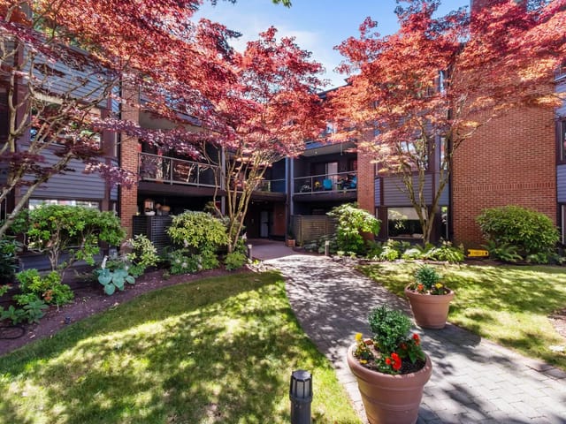 Apartment for sale in Surrey, South Surrey White Rock, 313 15300 17 Avenue, 263183157 | Realtylink.org