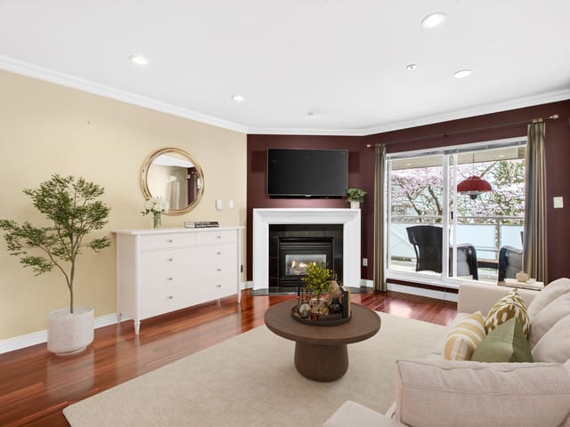Apartment for sale in Surrey, South Surrey White Rock, 205 15140 29a Avenue, 263183265 | Realtylink.org