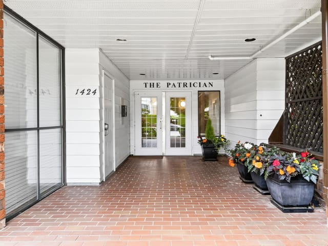 Apartment for sale in White Rock, South Surrey White Rock, 102 1424 Martin Street, 263183494 | Realtylink.org