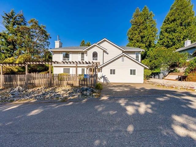 House for sale in Surrey, South Surrey White Rock, 16143 9 Avenue, 263184666 | Realtylink.org