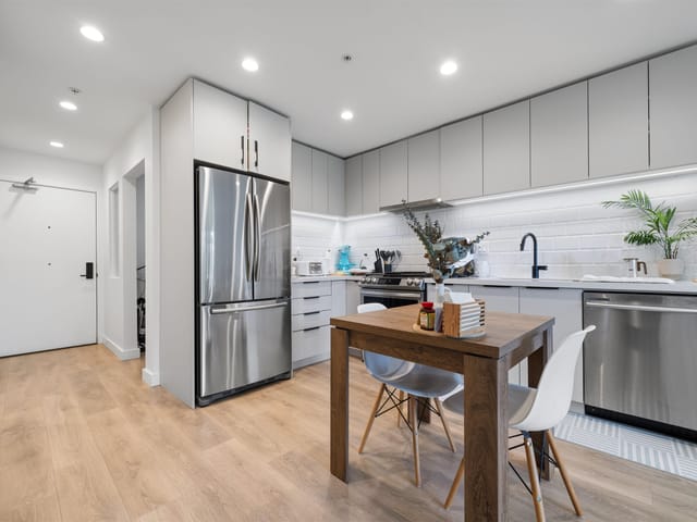Apartment for sale in Port Moody, Port Moody, 303 3038 St George Street, 263186003 | Realtylink.org