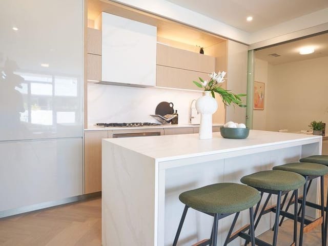 Apartment for sale in White Rock, South Surrey White Rock, 208 1342 Johnston Road, 263186186 | Realtylink.org