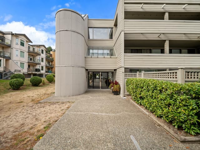 Apartment for sale in Surrey, South Surrey White Rock, 208 15272 19 Avenue, 263187479 | Realtylink.org