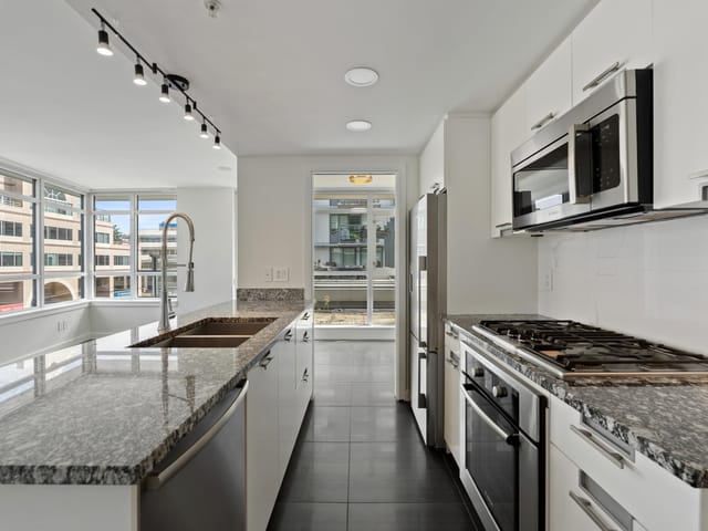 Apartment for sale in Vancouver, Vancouver West, 569 2080 West Broadway Street, 263187745 | Realtylink.org
