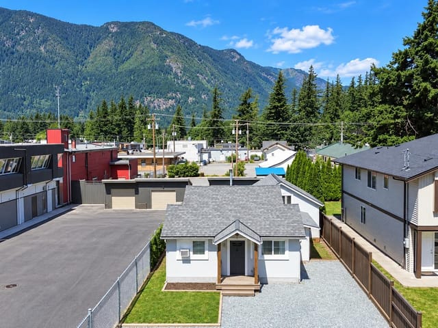 House for sale in Hope, Hope & Area, 325 Hudson Bay Street, 263190210 | Realtylink.org