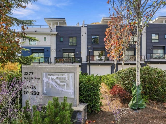 Townhouse for sale in Surrey, South Surrey White Rock, 202 2277 Oak Meadows Drive, 263190567 | Realtylink.org